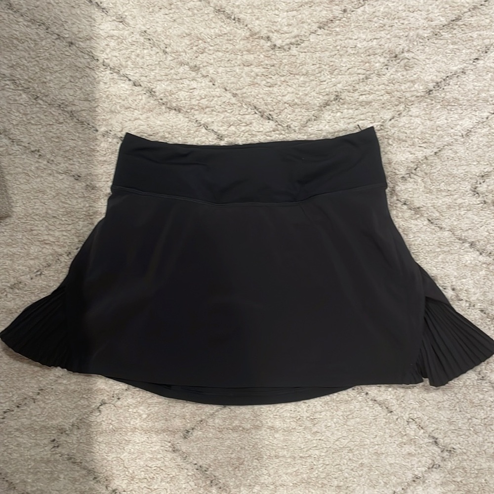 Black lululemon skirt| built in shorts very good condition